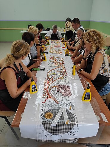 Taller de mosaico para la elaboración del monumento al voluntariado