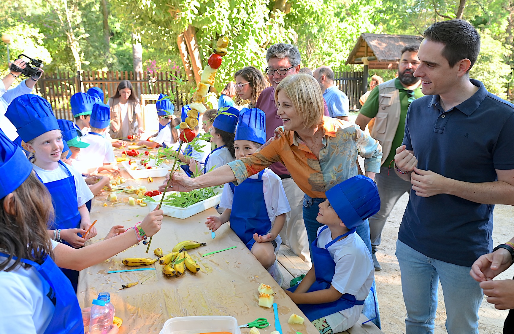 La alcaldesa visita la Escuela de la Naturaleza del Zoobotánicoo