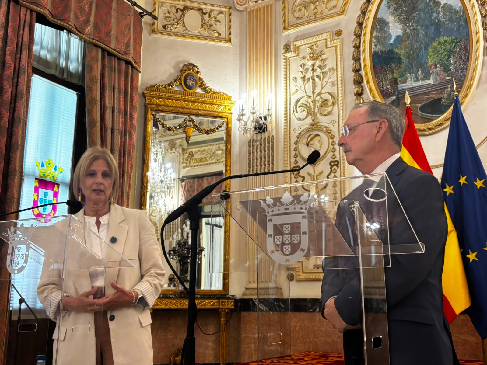 La alcaldesa ha visitado la ciudad de Ceuta para expresarles su apoyo