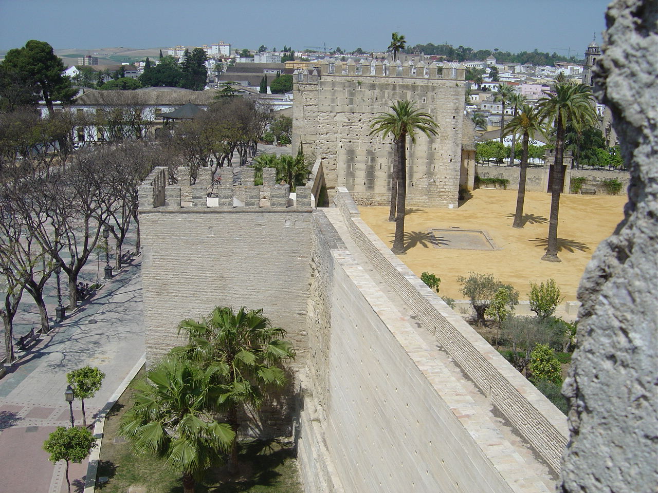 Paso de Ronda y Torre del Homenaje, vistos desde la zona de la Torre Octogonal
