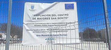 FOTOGRAFÍA CARTEL AMPLIACIÓN CENTRO MAYORES SAN BENITO