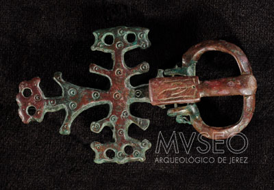 BROCHE CRUCIFORME DE CINTURÓN