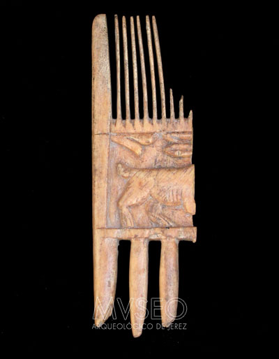 CARVED COMB WITH DEPICTION OF HARE