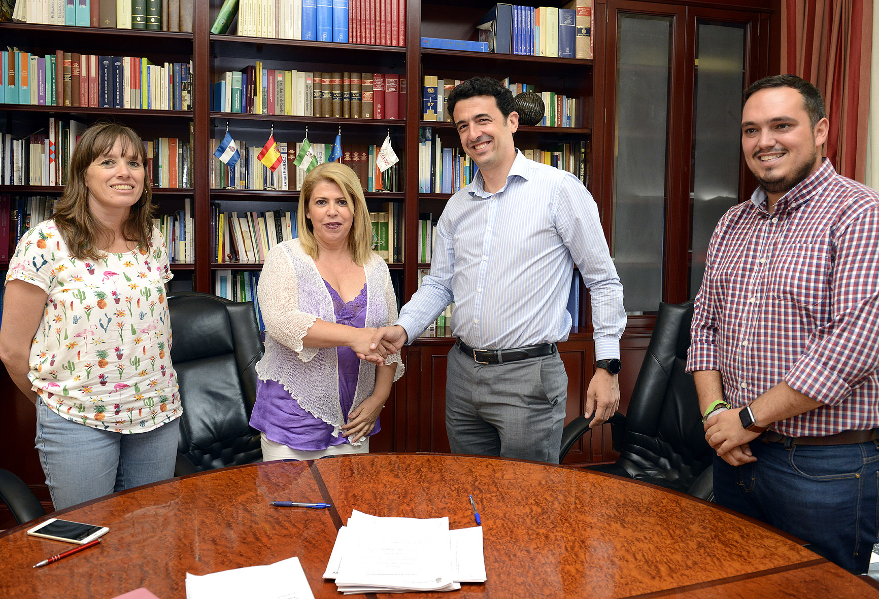 La alcaldesa durante la firma del contrato