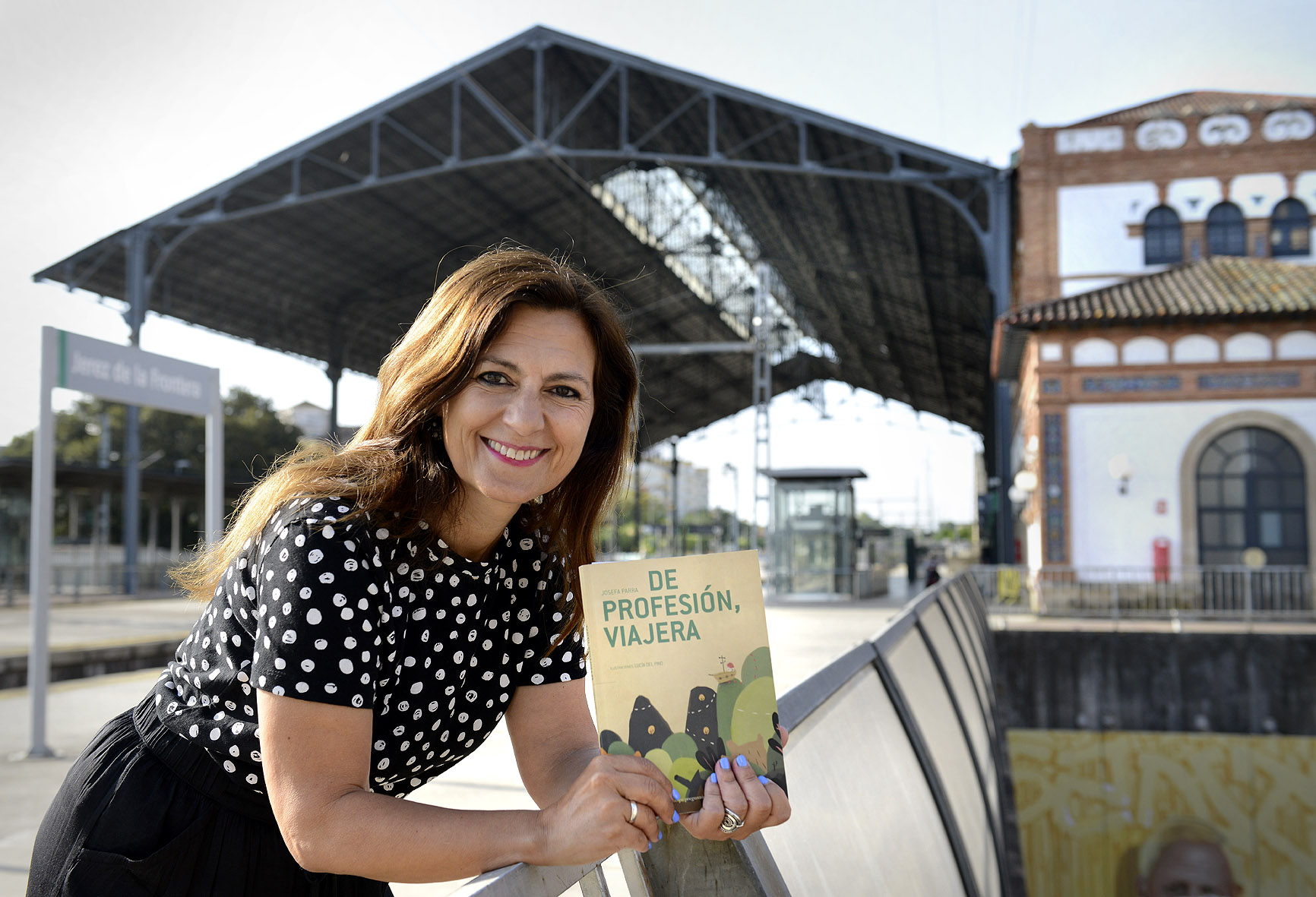 La autora junto a su libro