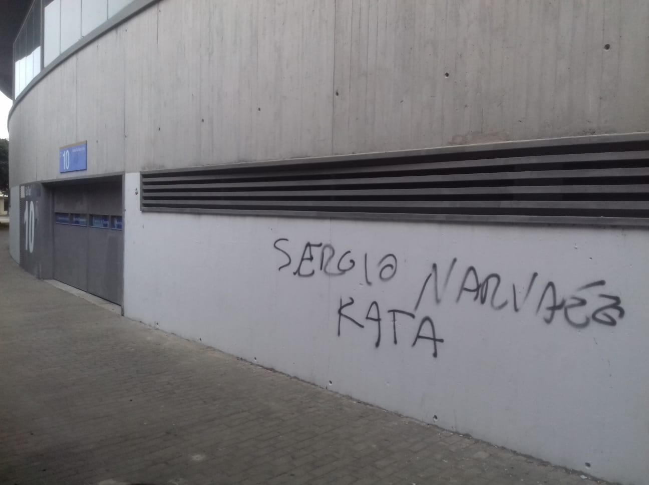 Una de las pintadas realizadas en el Estadio Chapín