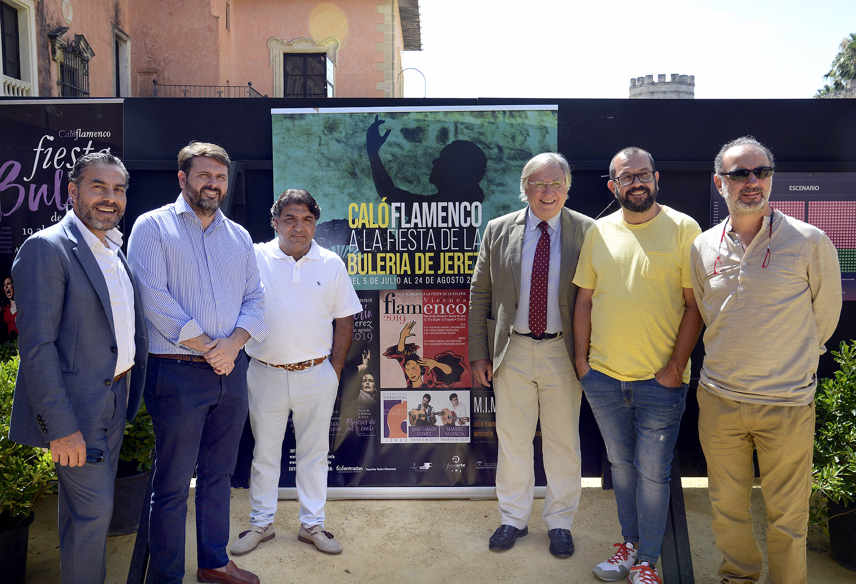 Francisco Camas junto a algunos de los artistas
