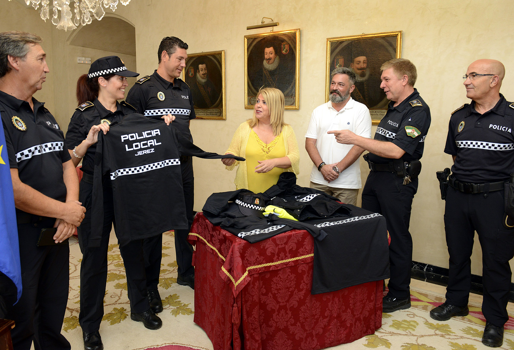 La alcaldesa durante la presentación de los uniformes nuevos