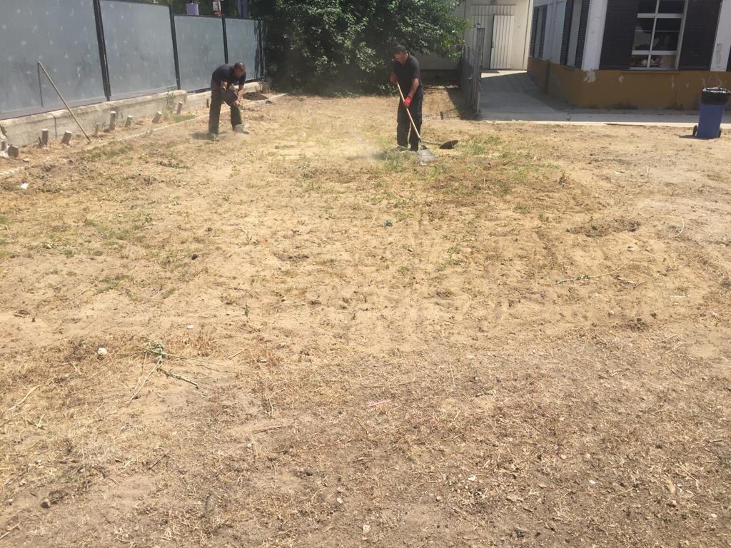 Trabajadores municipales en el CEIP Tartessos