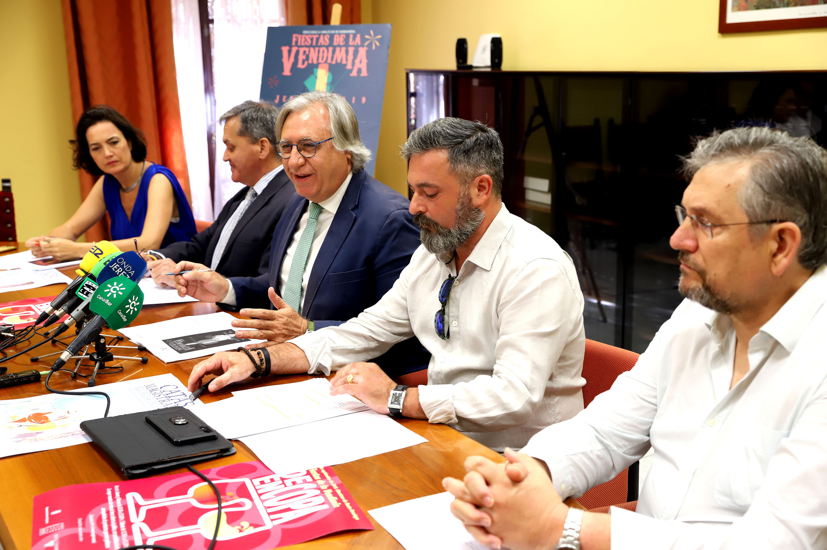 Los delegados durante la rueda de prensa