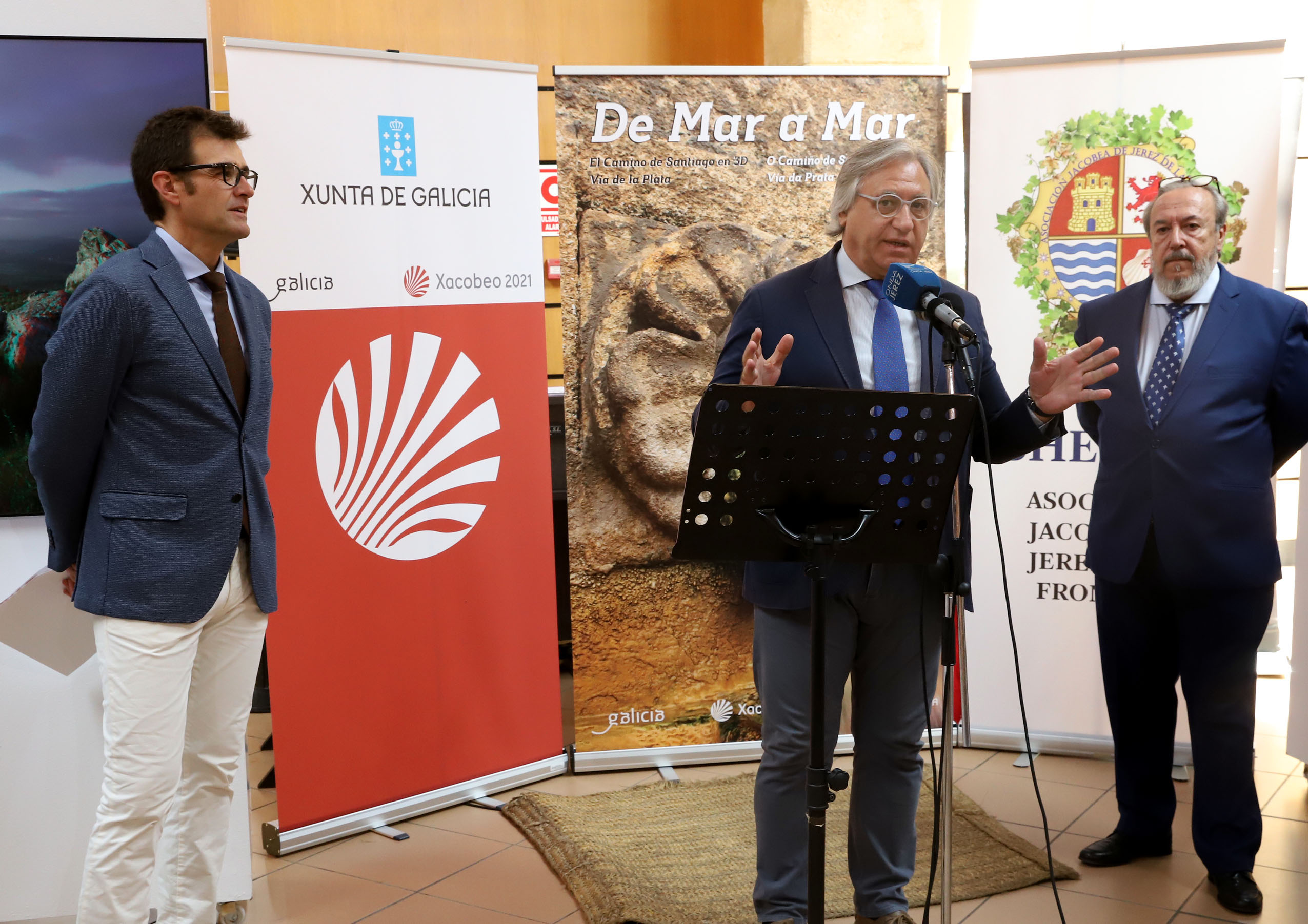 Francisco Camas durante la inauguración de la exposición