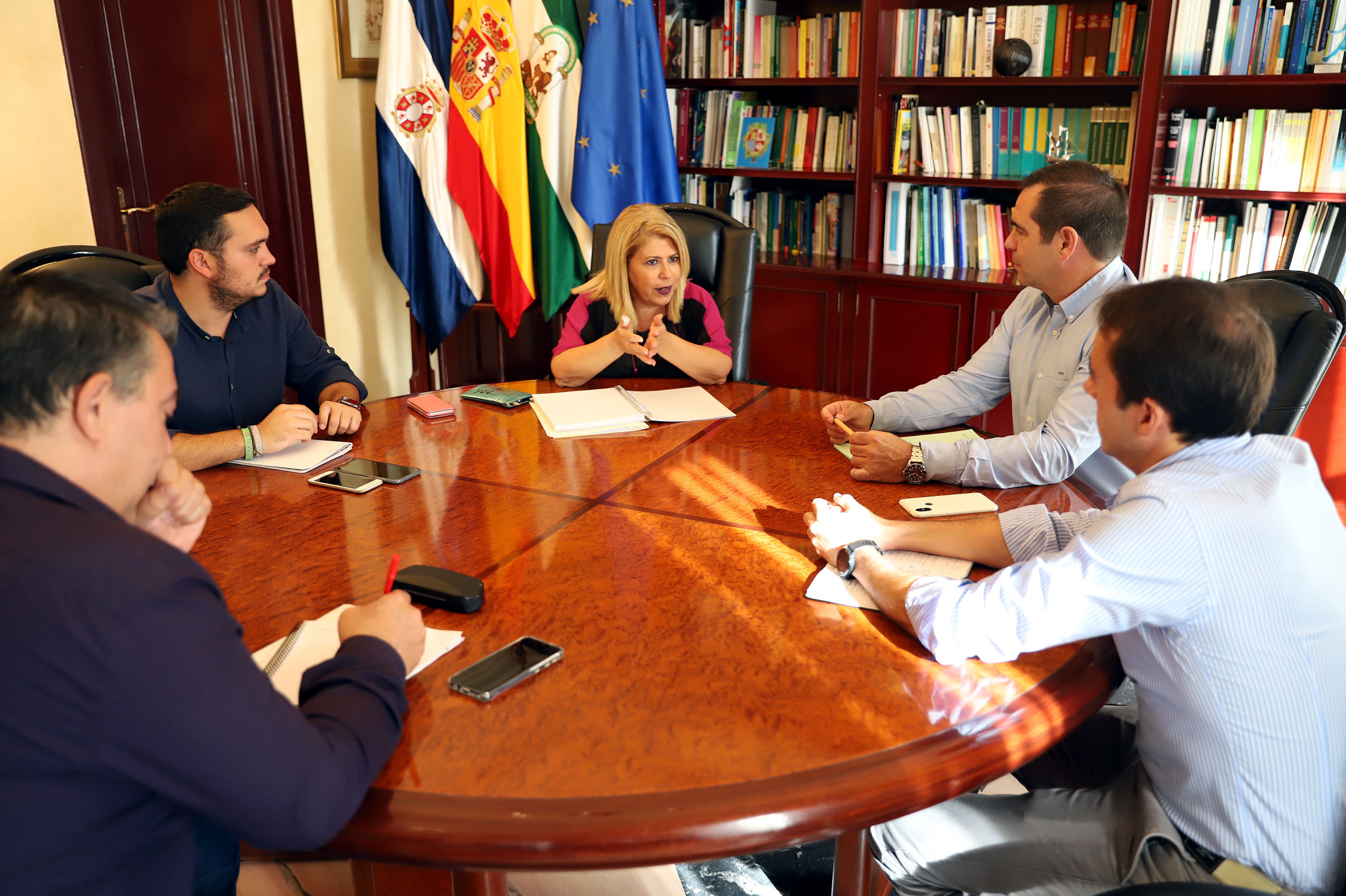 La alcaldesa durante la reunión