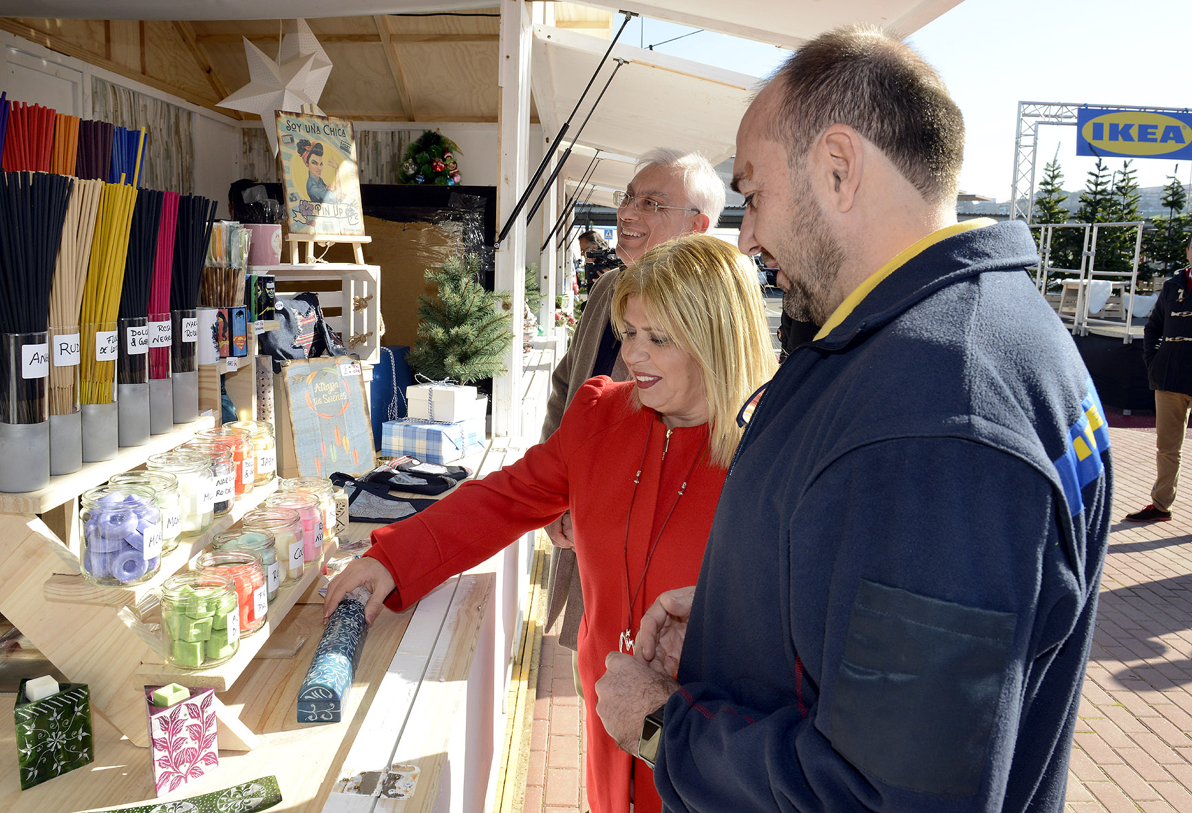 La alcaldesa en el acto del mercadillo navideño