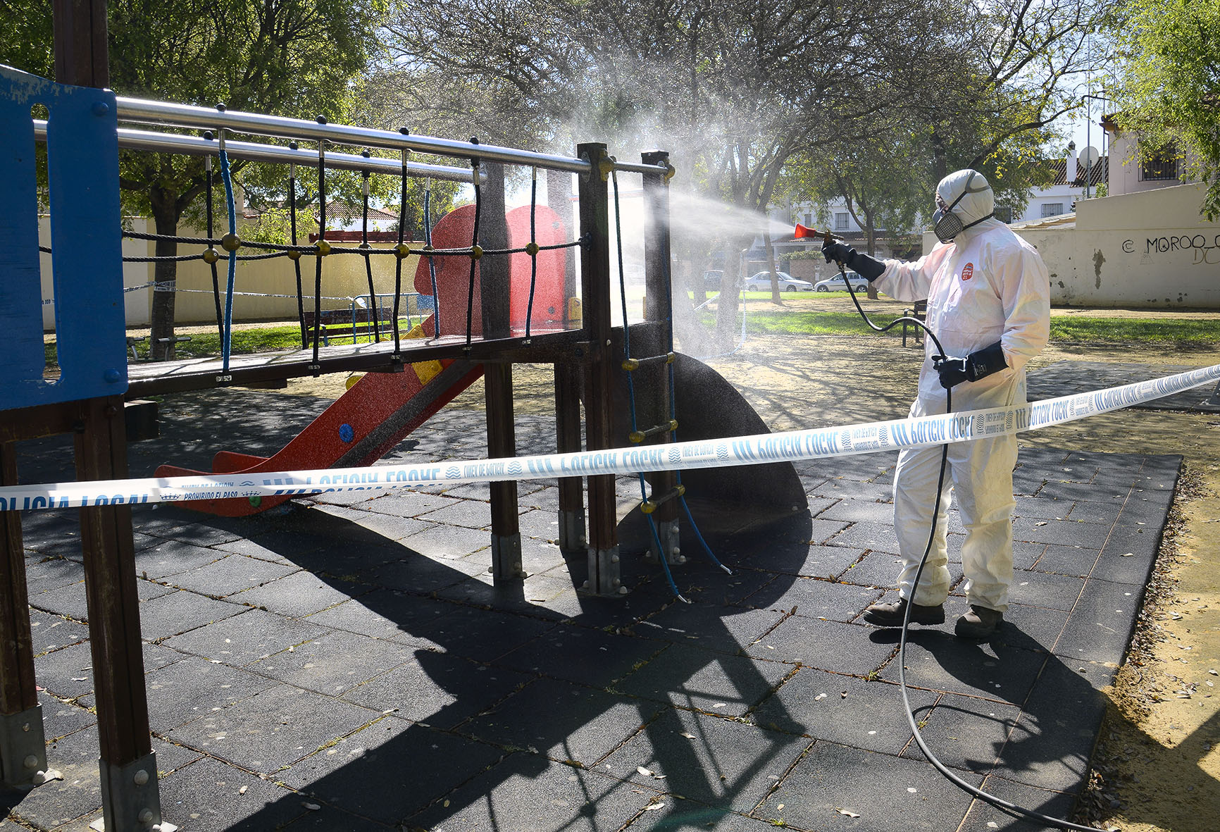 Un trabajador desinfectando un parque infantil