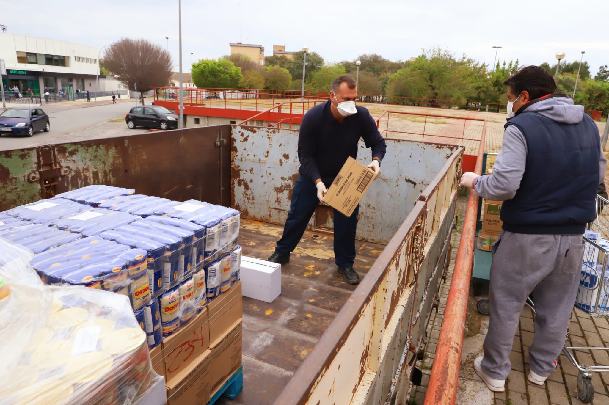 Voluntarios descargado alimentos