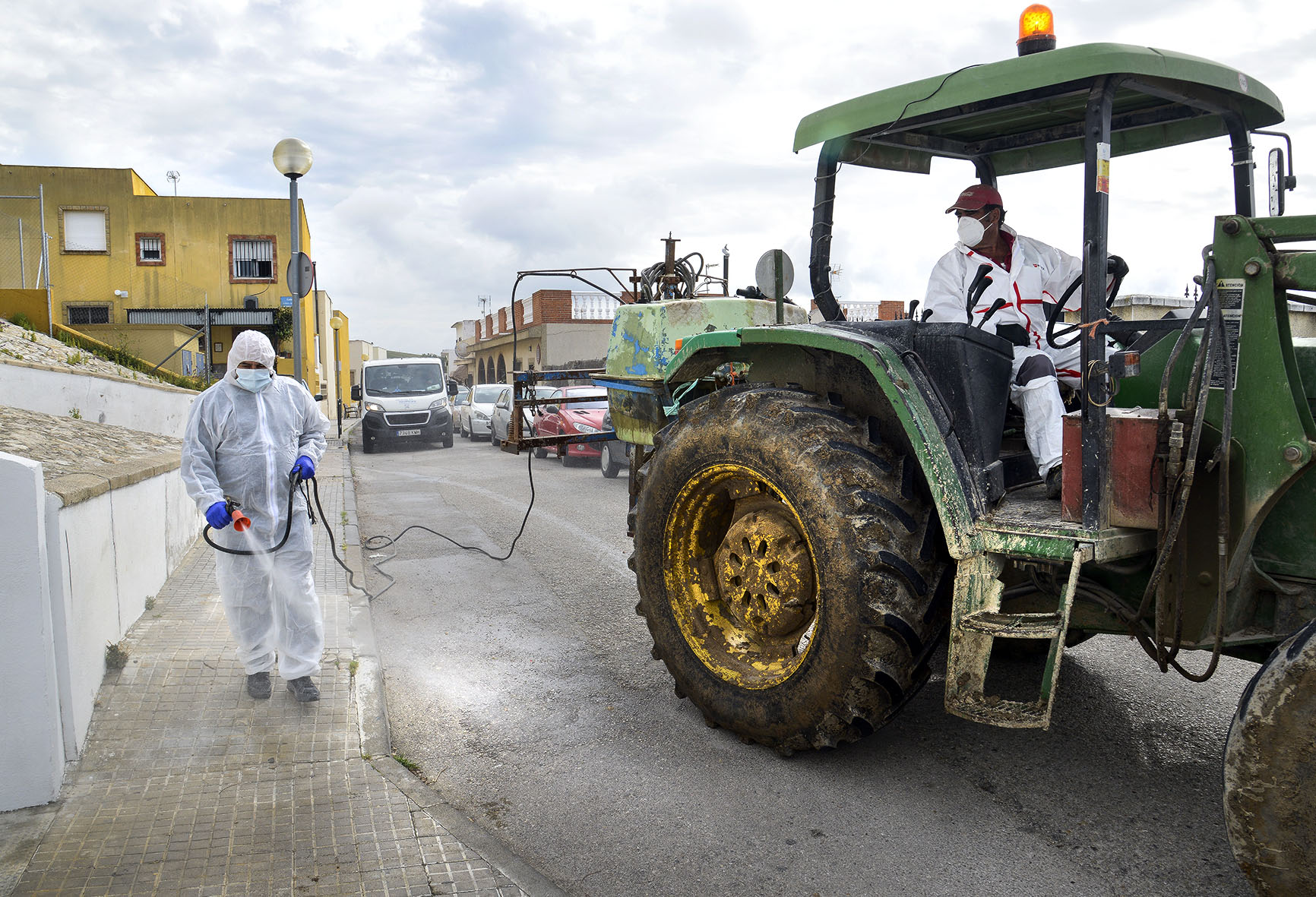 Agricultores realizando labores de limpieza y desinfección en la zona rural