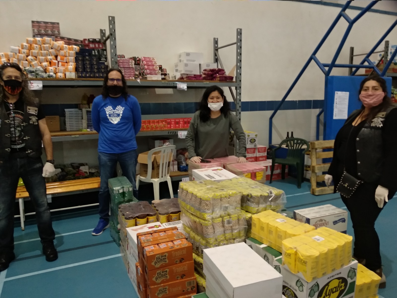 Miembros de los colectivos durante la donación