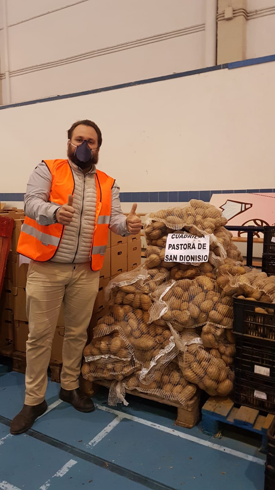 Miembro de la cuadrilla junto a la donación