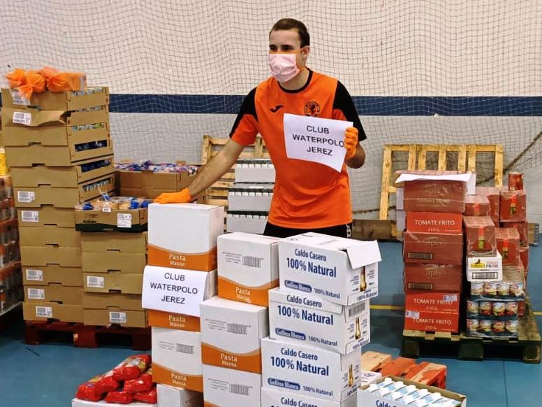 Un miembro del club con la donación