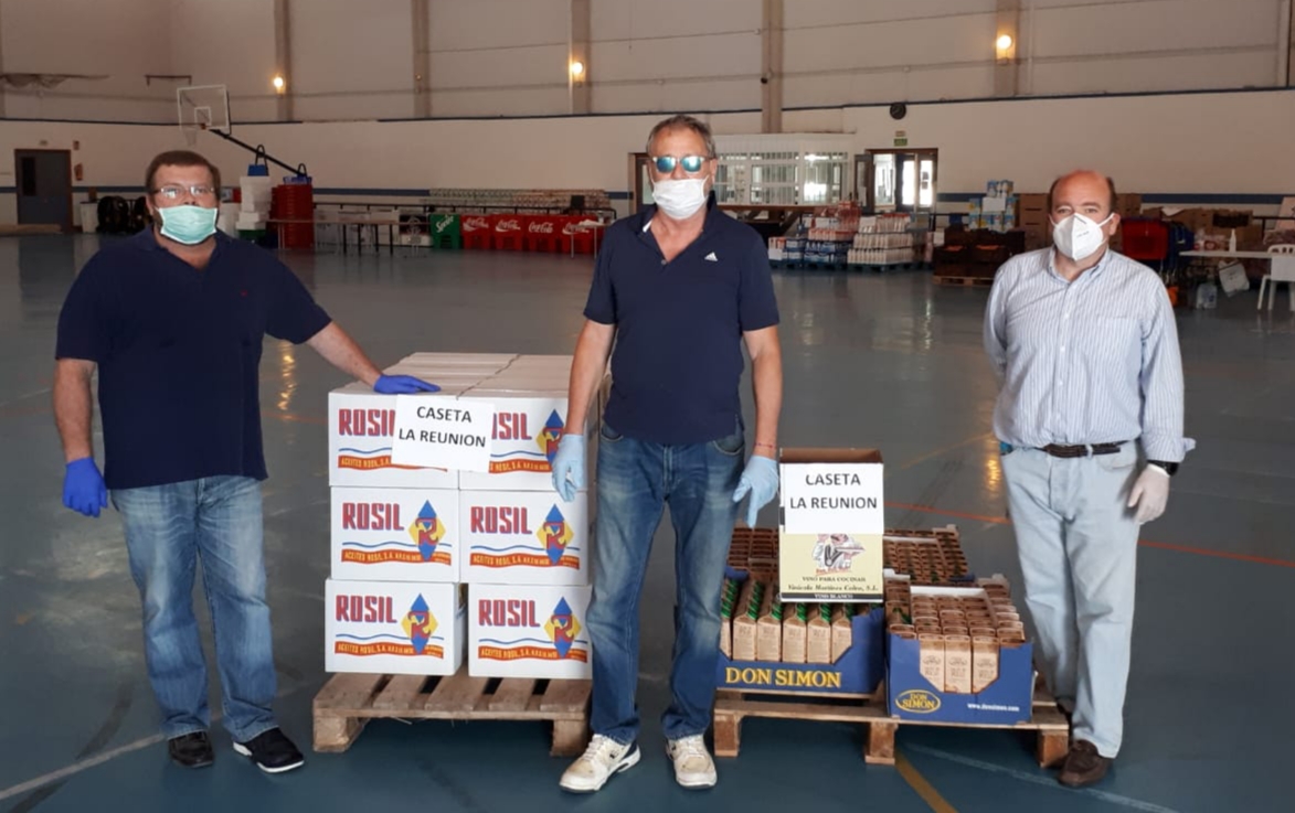 Miembros de la caseta con la donación