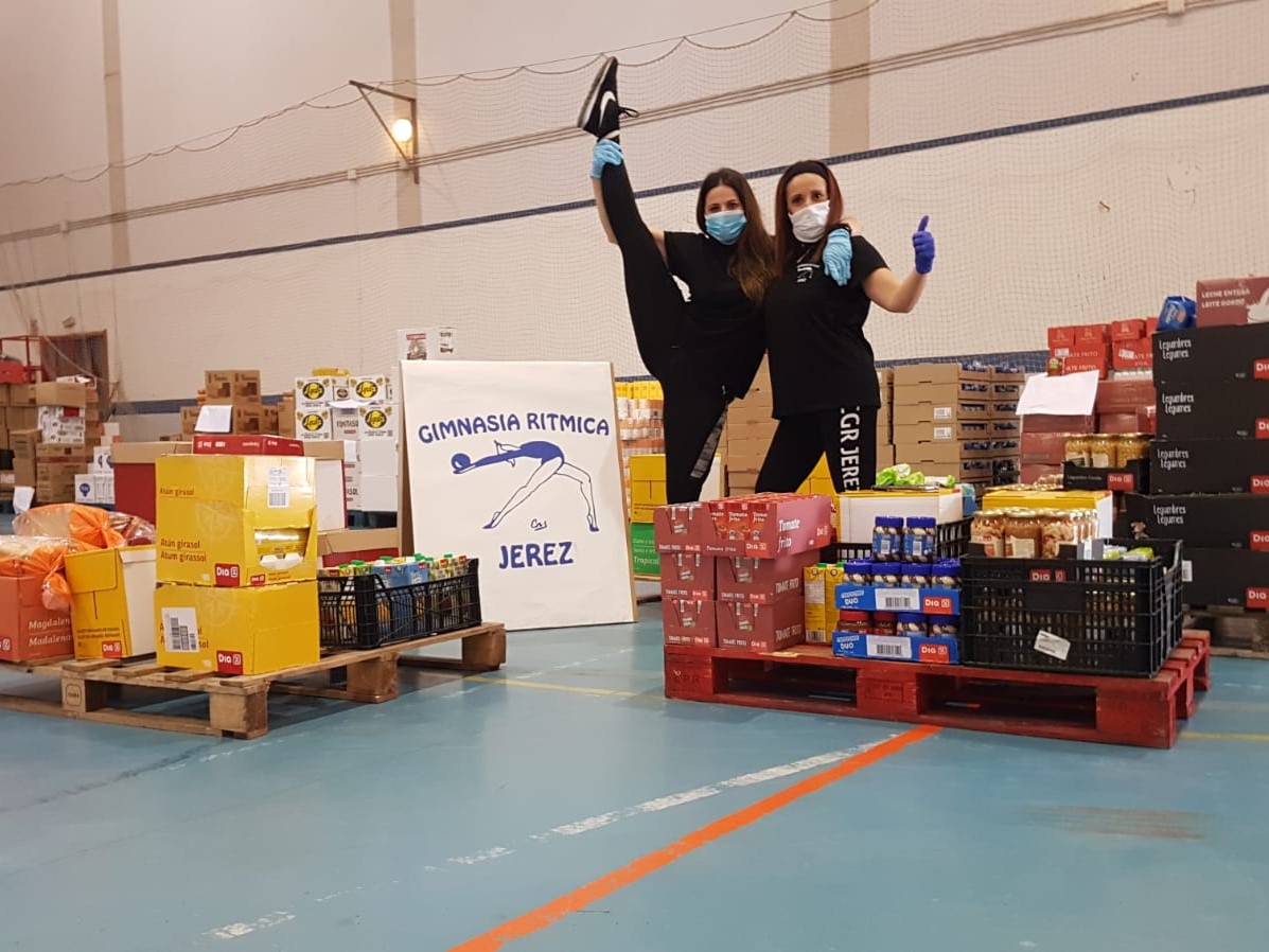 Miembros del club junto a la donación