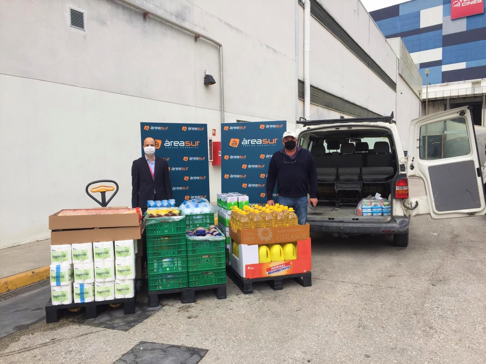 Responsables del centro comercial junto a la donación