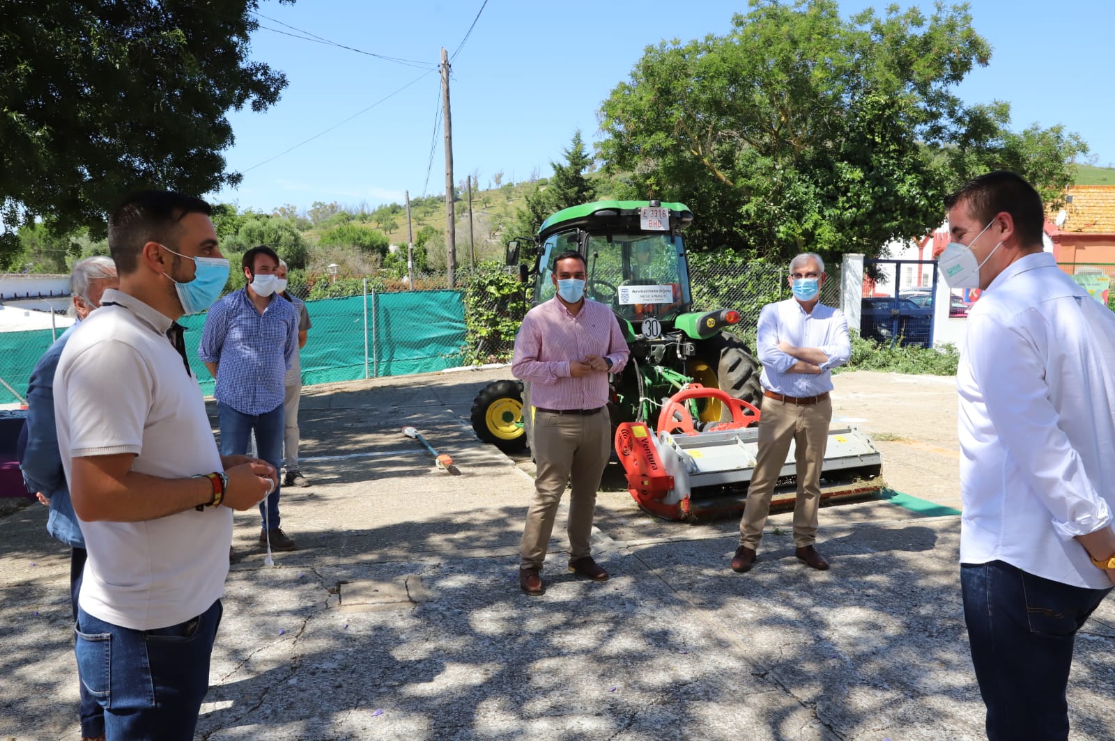 Los delegados durante su visita al centro educativo