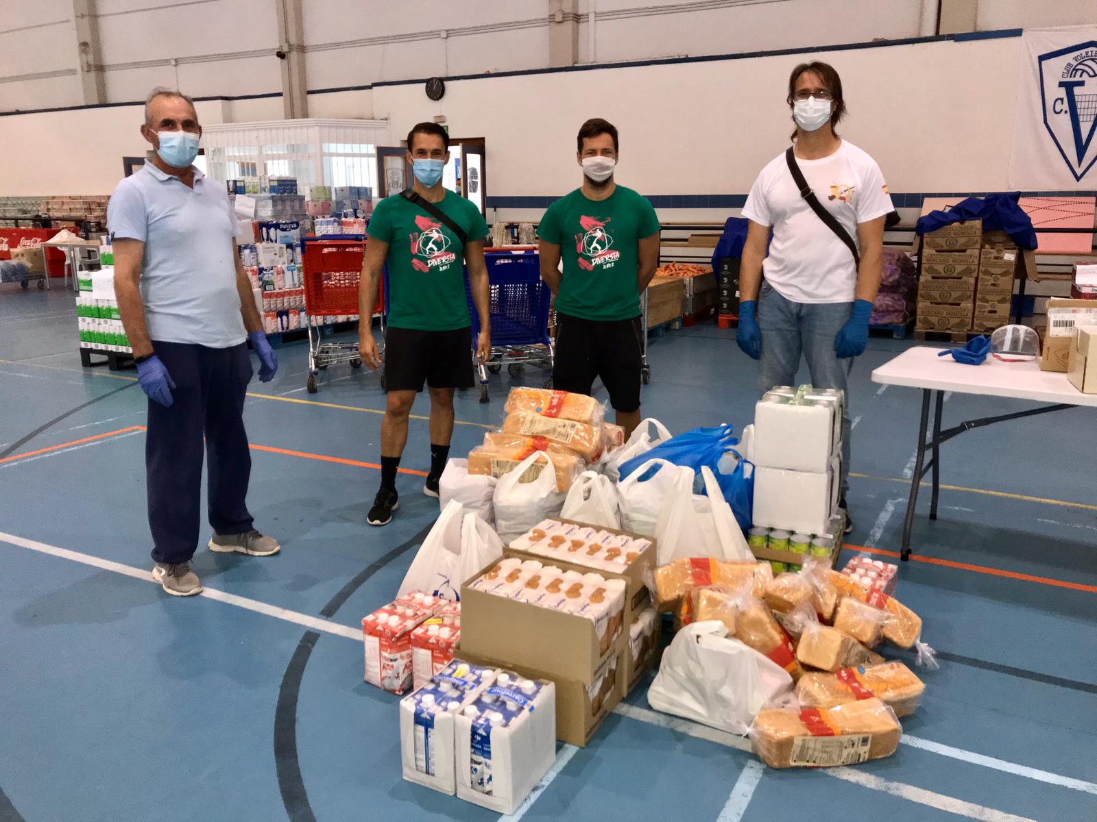 Representantes del club junto a la donación