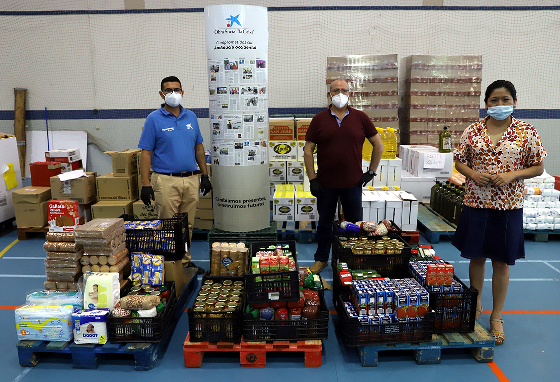 Ana Hérica Ramos junto a representantes de la donación