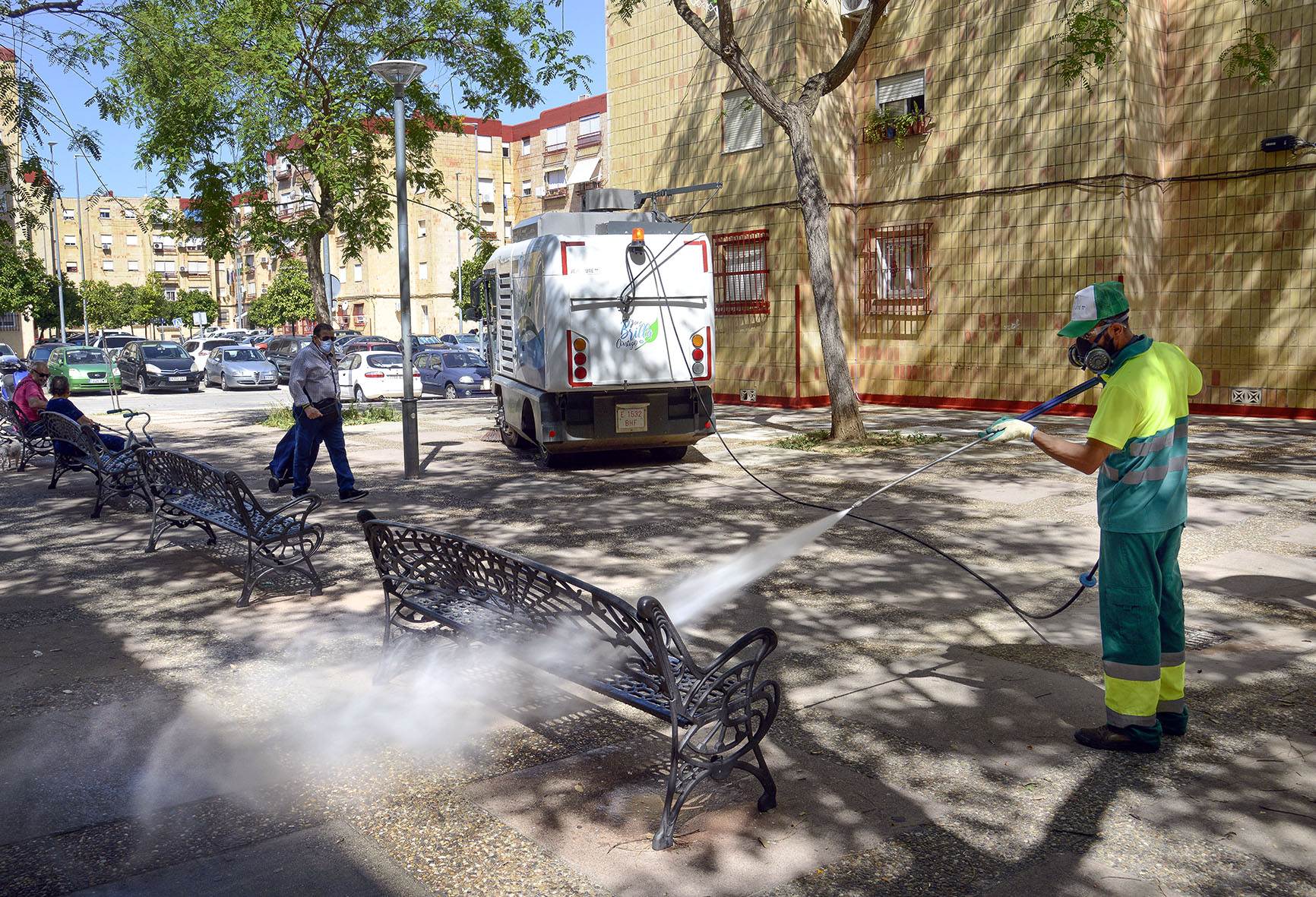 Trabajadores en la barriada La Granja