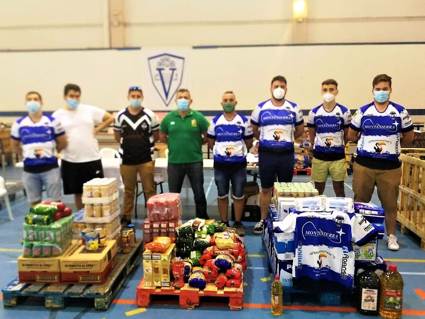 Responsables del club junto a la donación