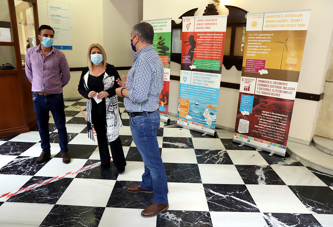 La alcaldesa en la inauguración de la muestra