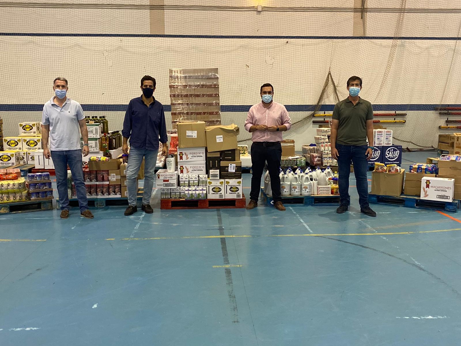 Jesús Alba y los responsables de la empresa junto a la donación