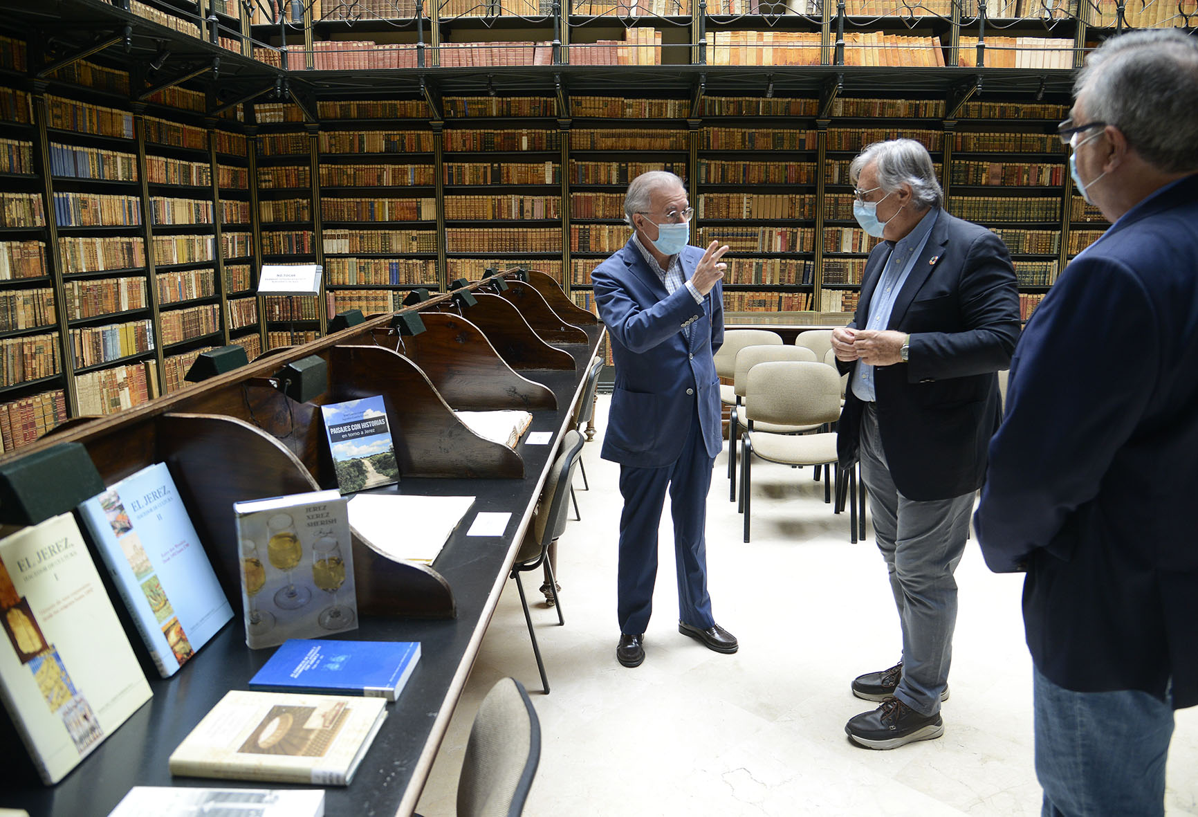 Francisco Camas en la biblioteca