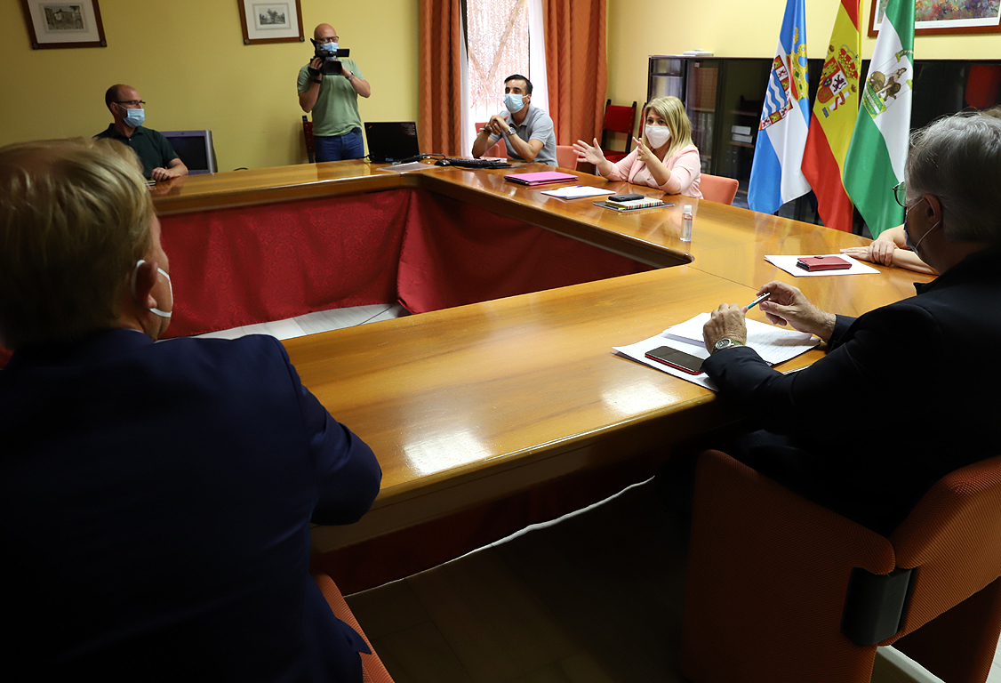 La alcaldesa durante la reunión