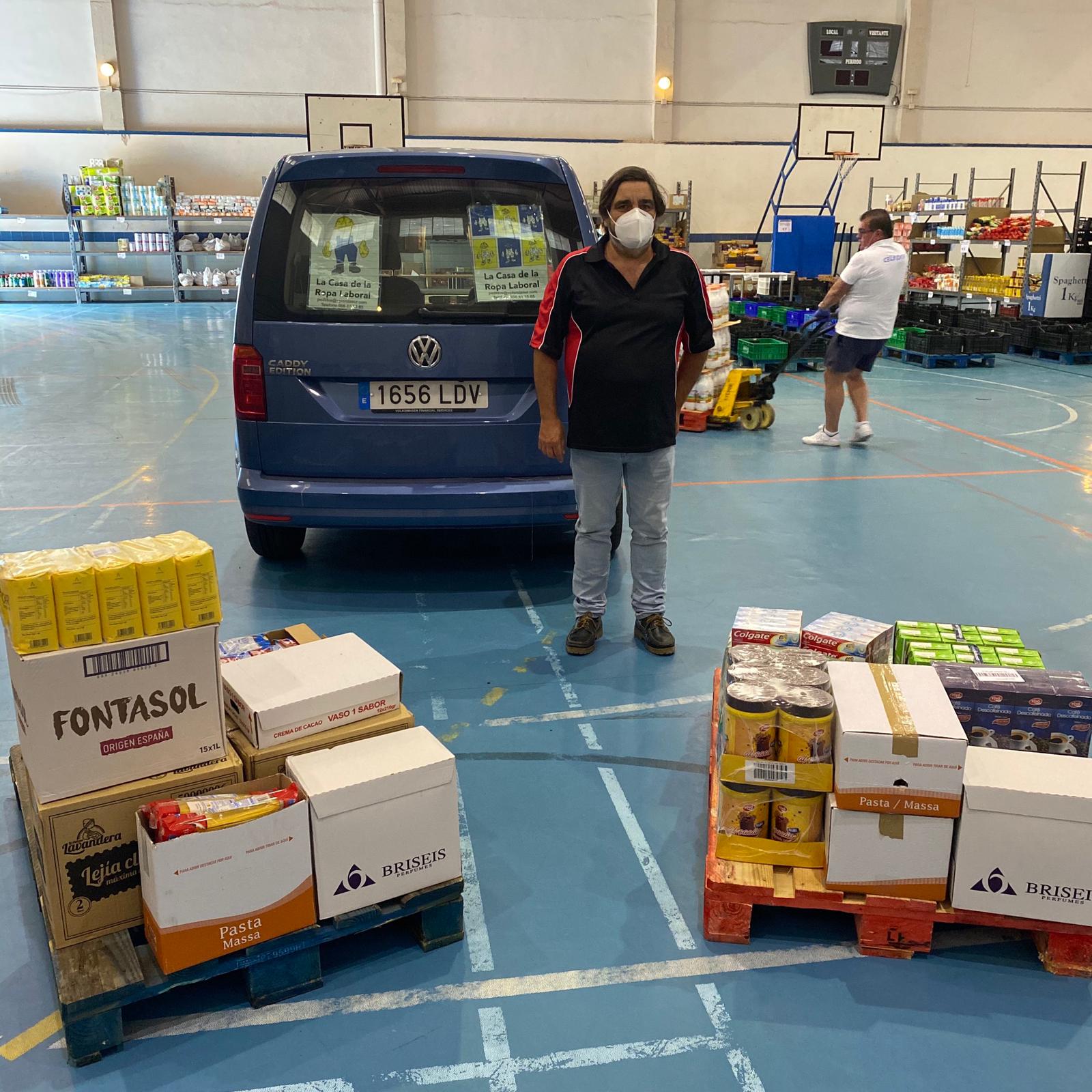 Responsable de la empresa junto a la donación