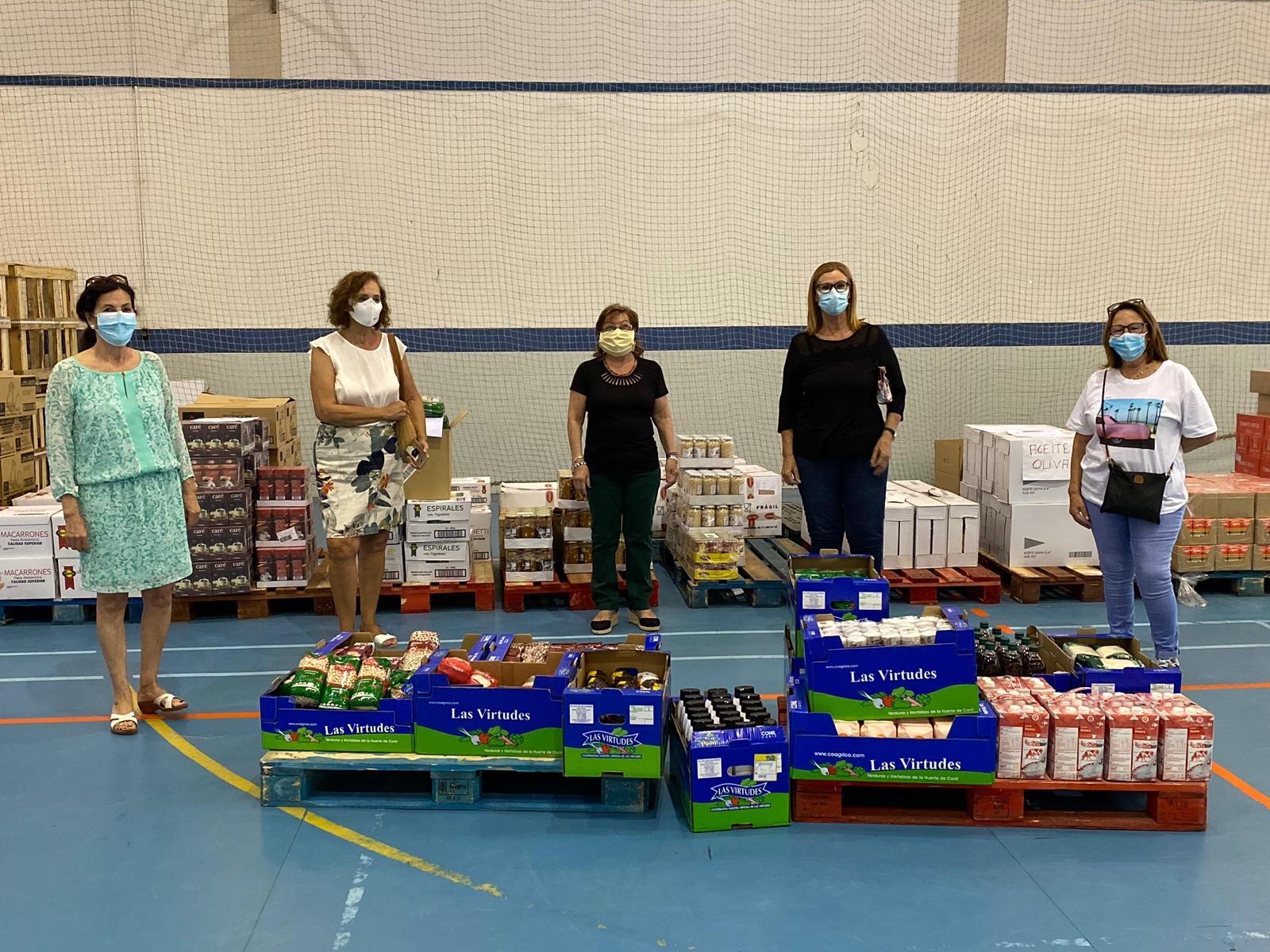 Miembros de la asociación junto a la donación