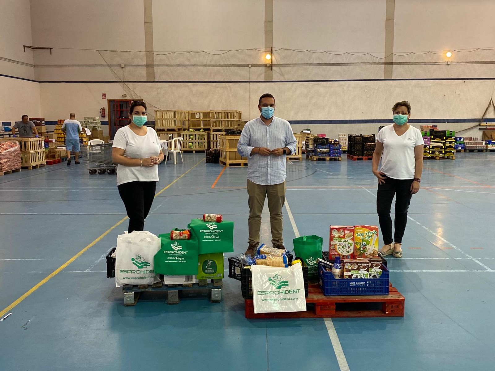Jesús Alba y responsables de la clínica junto a la donación