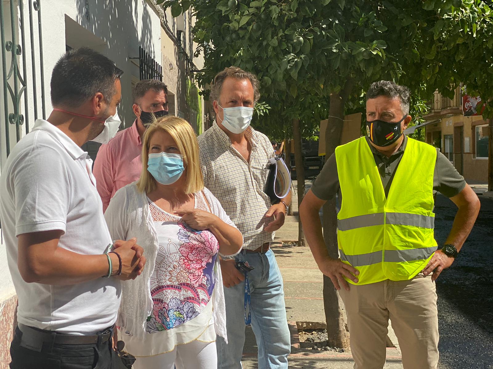 La alcaldesa supervisa el inicio de las obras de asfaltado del Invierte ...