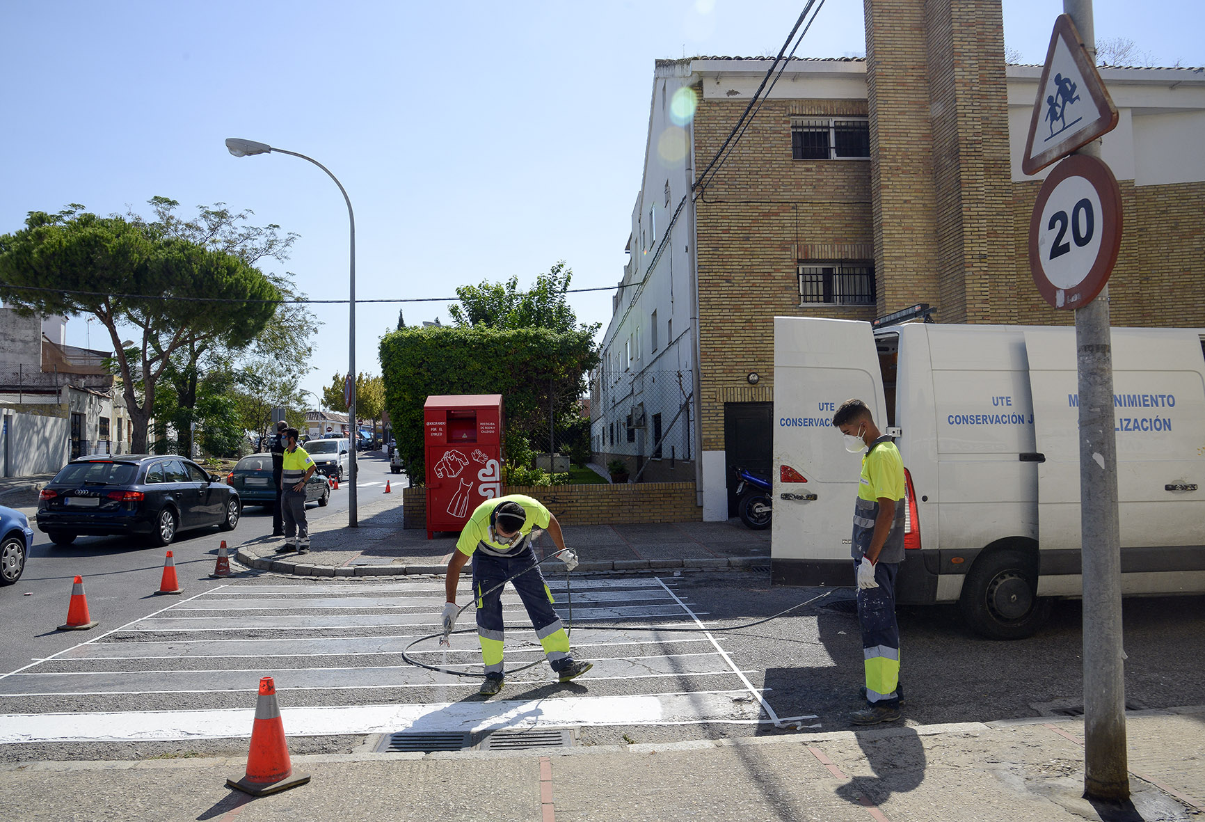 Trabajadores realizando las labores de pintado