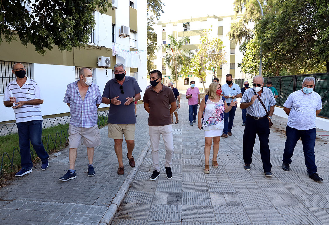 La alcaldesa durante la visita a la barriada