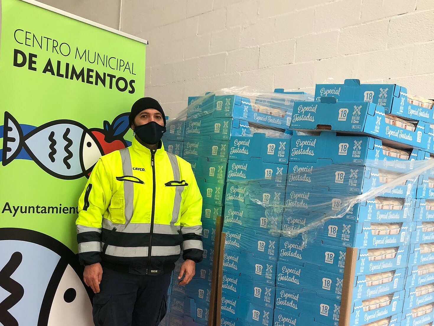 Representante de la empresa junto a la donación