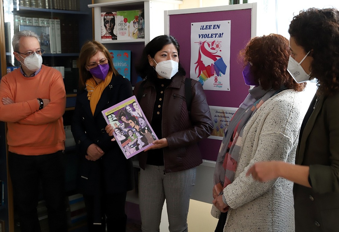 Donación libros al Rincón Violeta