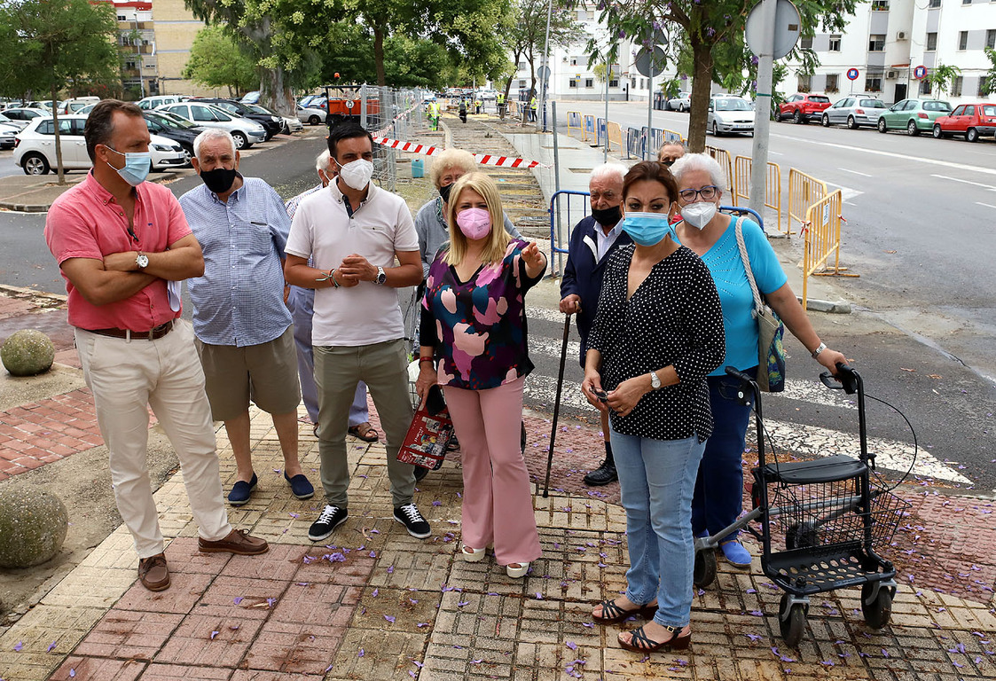 Fotografía de archivo, visita de la alcaldesa a la zona en obras Fotografía de archivo, visita de la alcaldesa a la zona en obras