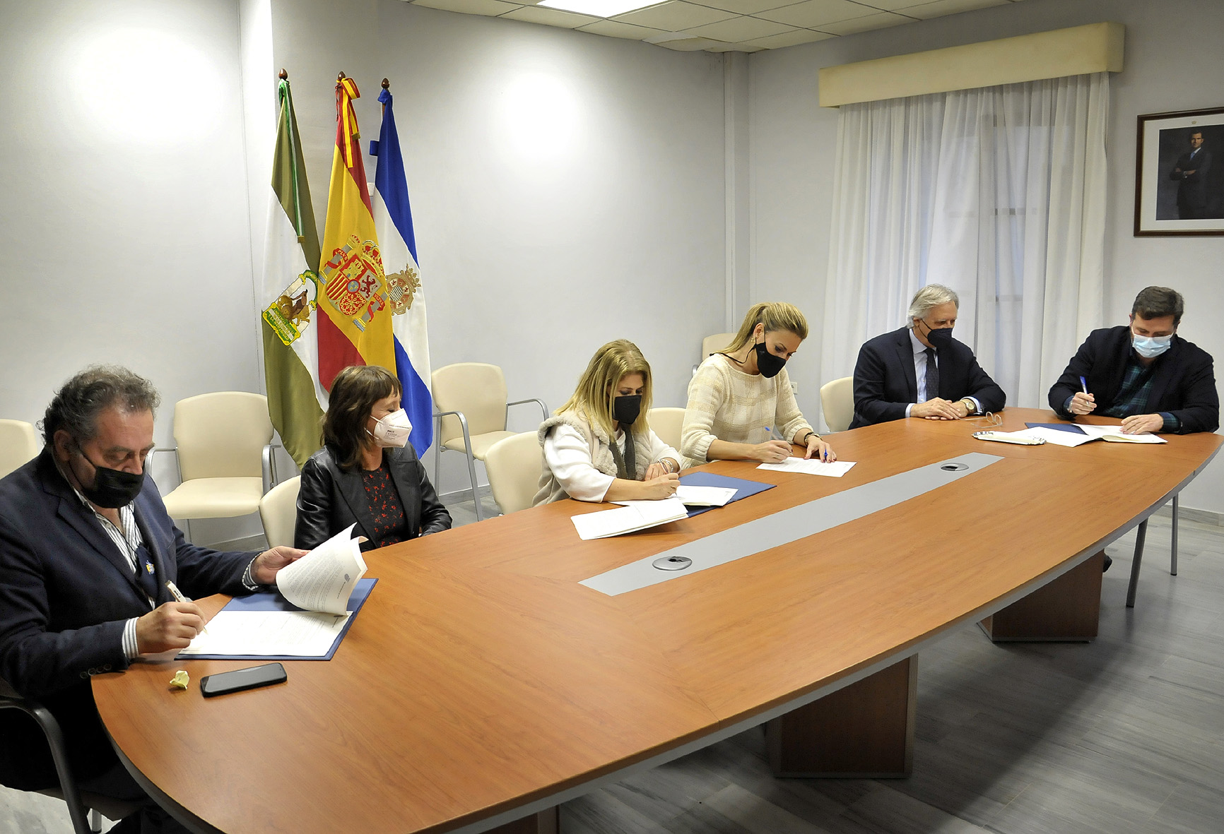 La alcaldesa durante una de las firmas