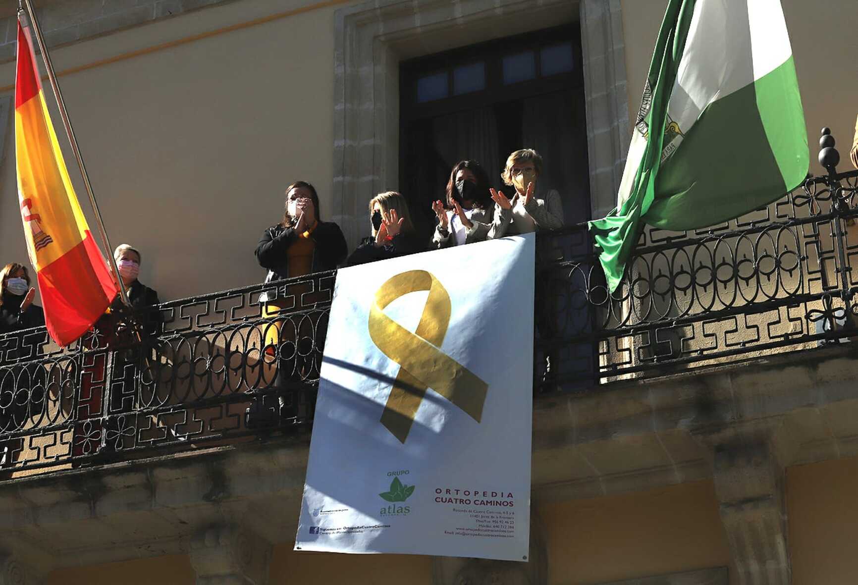Lazo dorado en apoyo al cáncer infantil