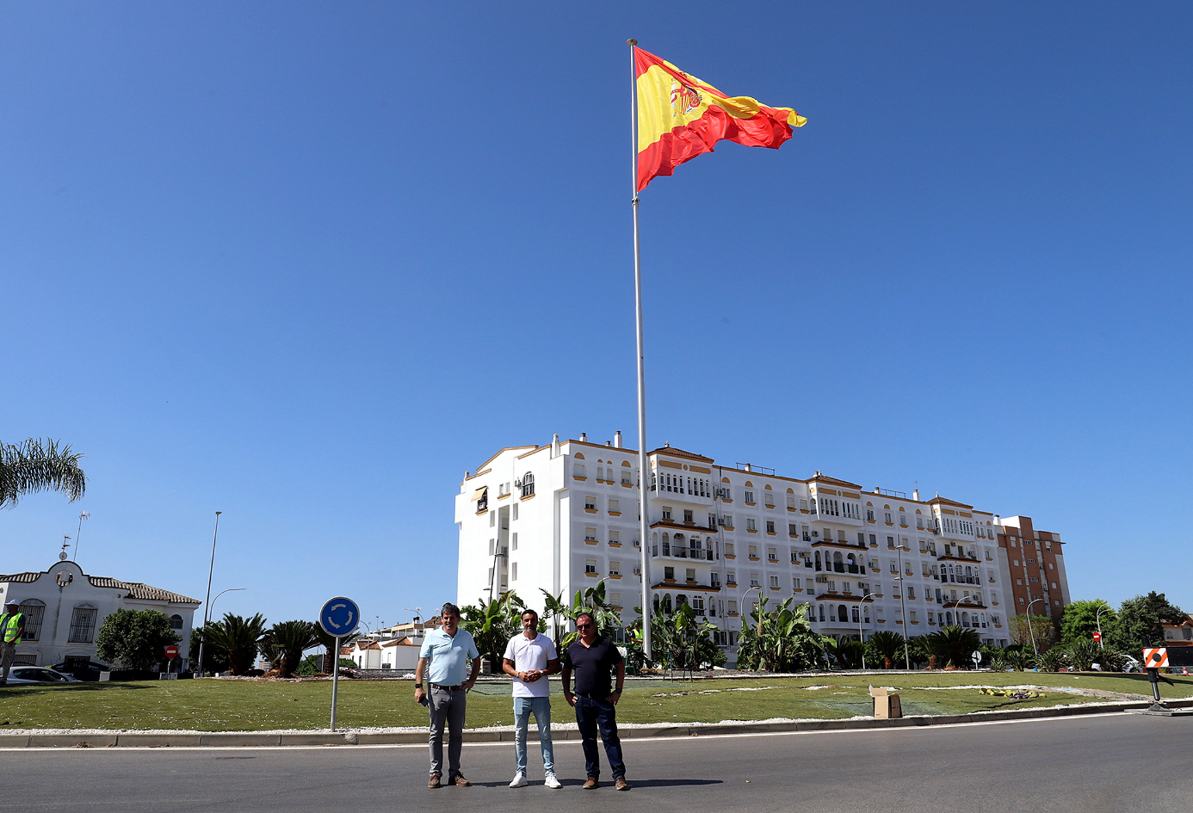 El Ayuntamiento instala la bandera de España en la avenida Adolfo Suárez y  la de Andalucía en la rotonda de La Granja - Ayuntamiento de Jerez - Página  oficial