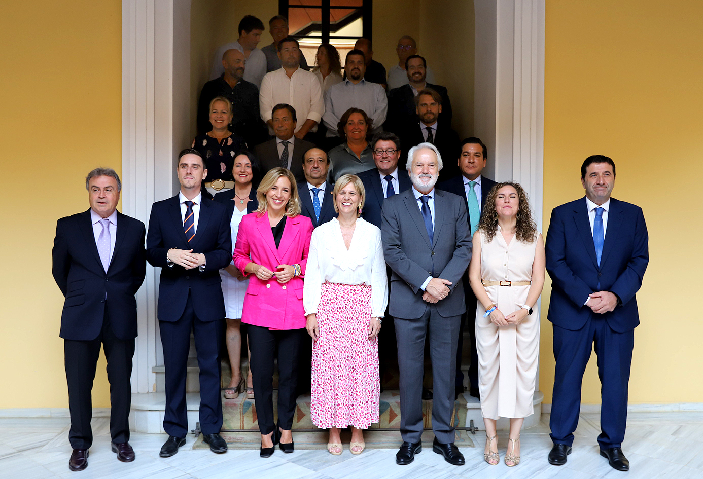 Equipo de gobierno con la presidenta de Diputación