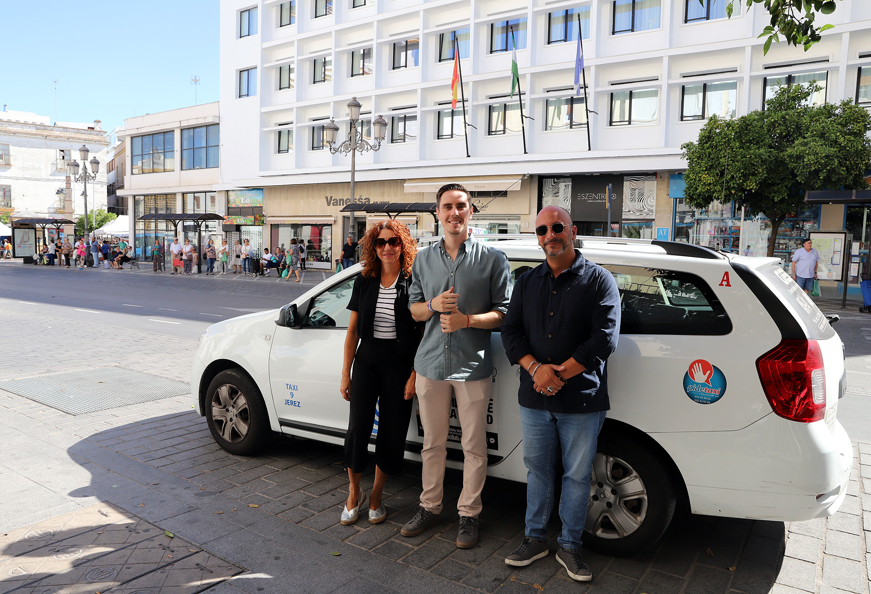 El delegado junto a los representantes de los taxistas