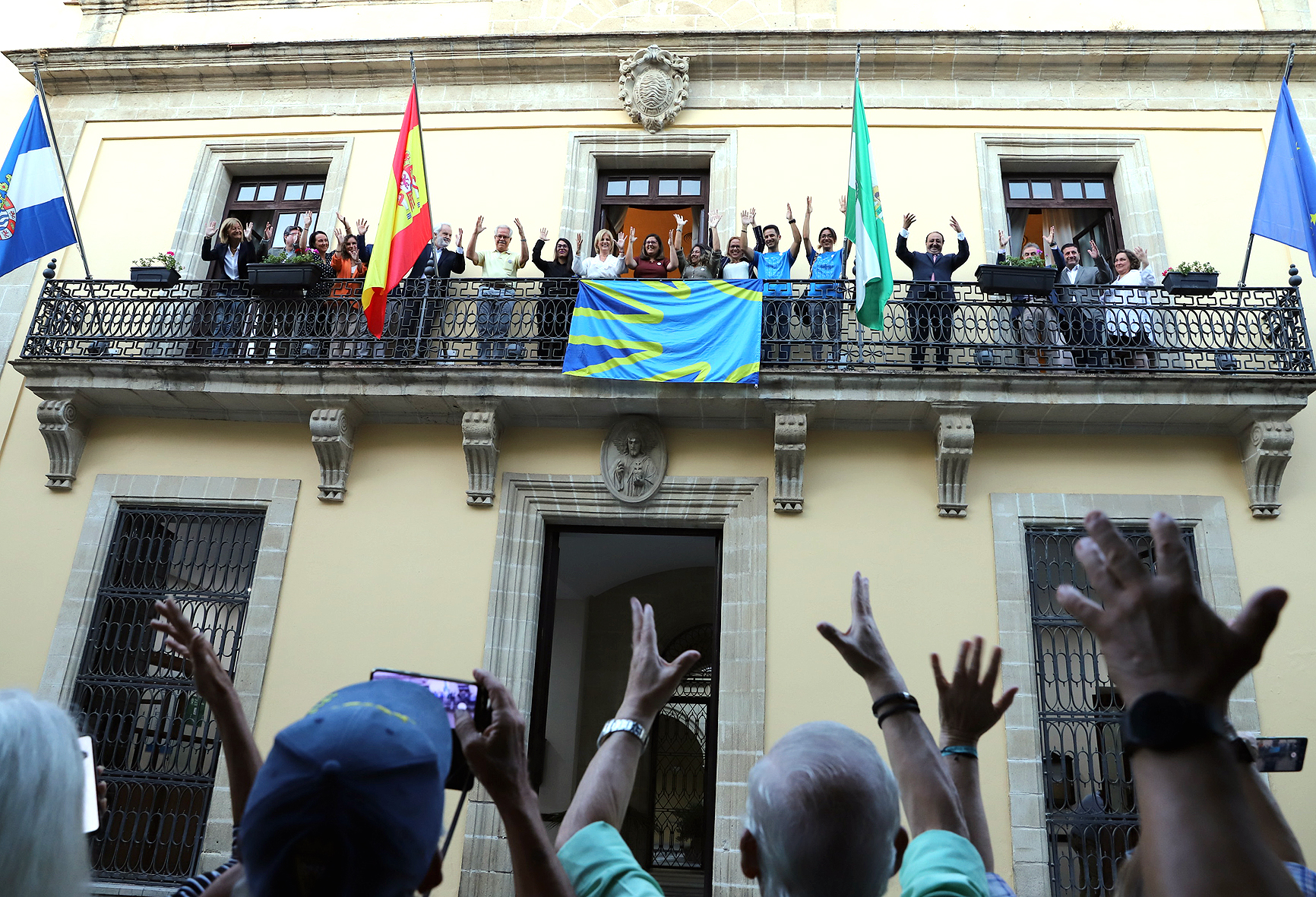 Colocación de la bandera alusiva a este dia
